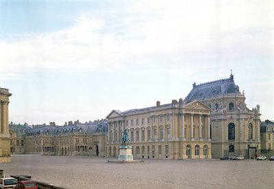 El patio de mármol (extremo izquierdo) que conduce al patio real (centro) 1660s de Louis Le Vau